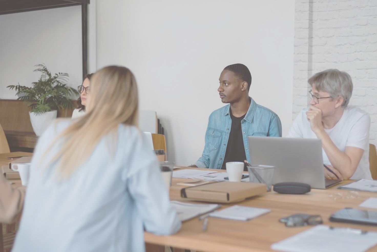 Analyse de documents financiers sur un bureau avec calculatrice et rapports